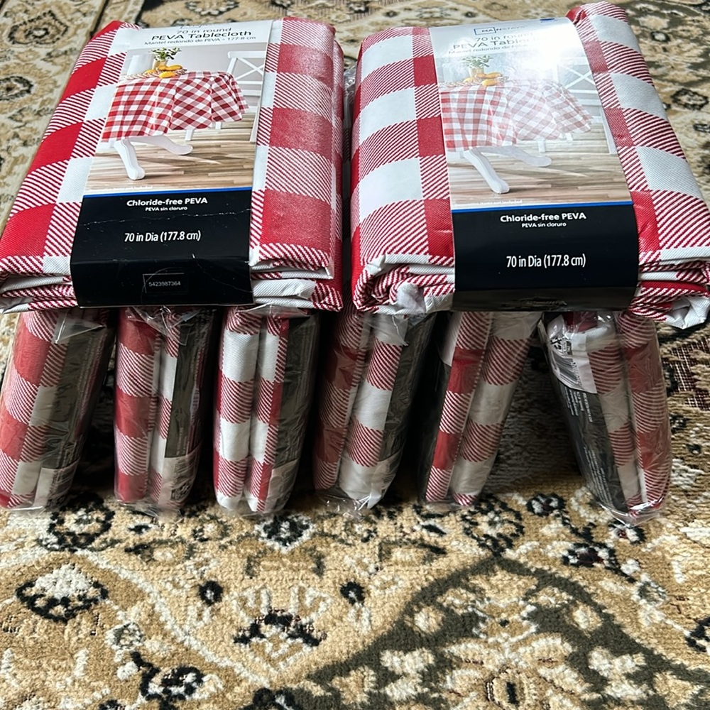 (8) Mainstay Tablecloth’s